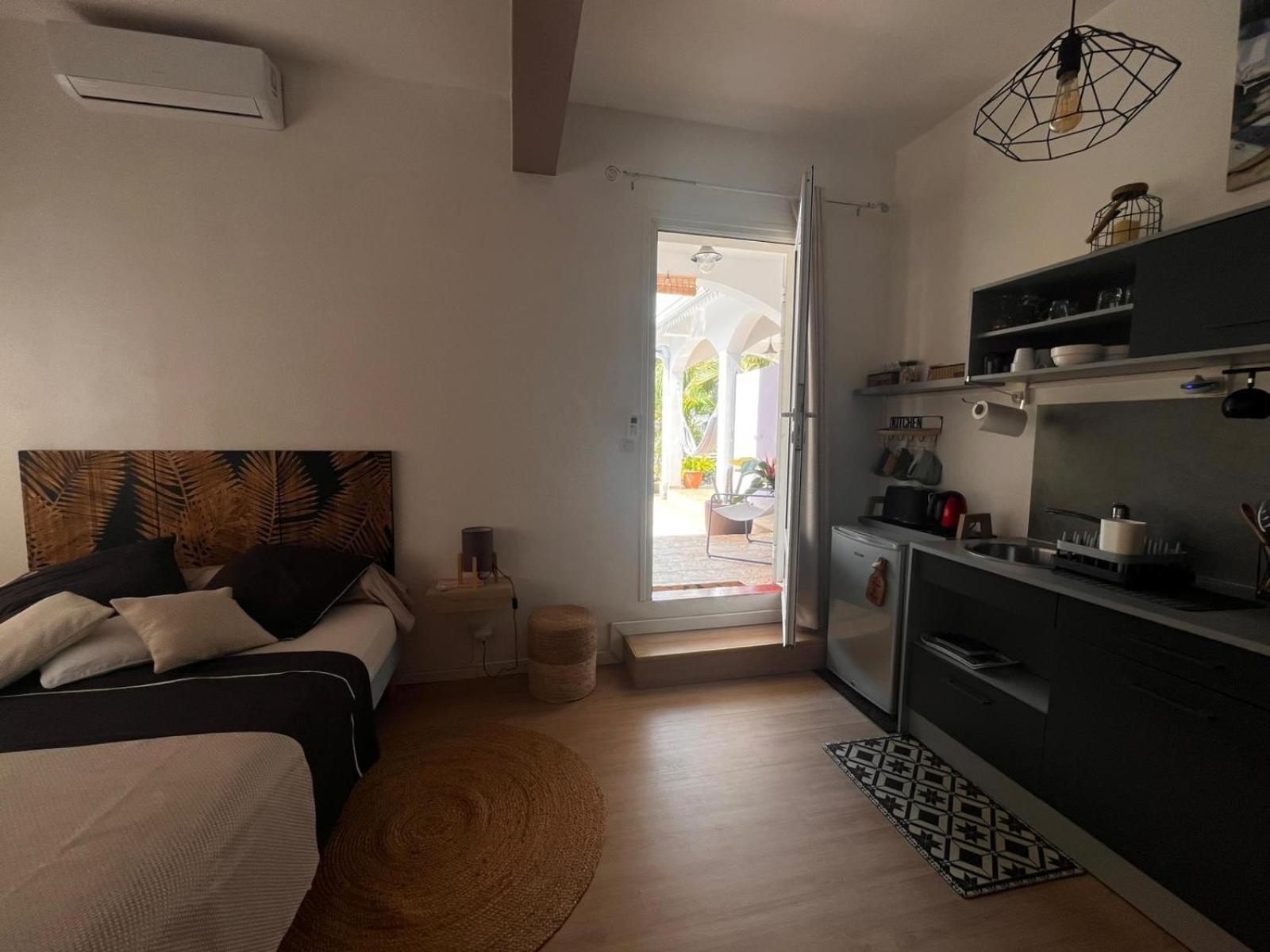 Studio Cosy Avec Piscine Dans Une Villa Сен-Дени Экстерьер фото