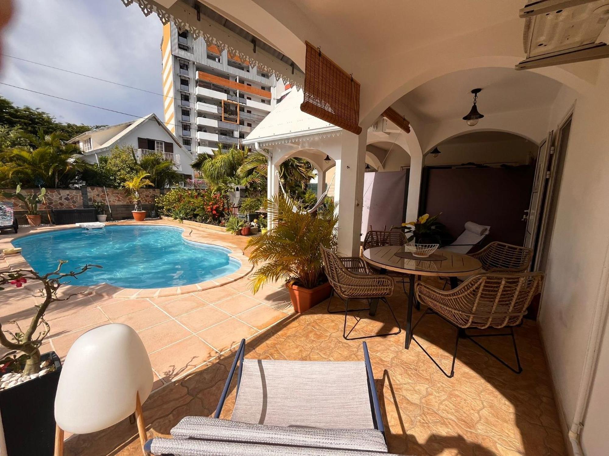 Studio Cosy Avec Piscine Dans Une Villa Сен-Дени Экстерьер фото